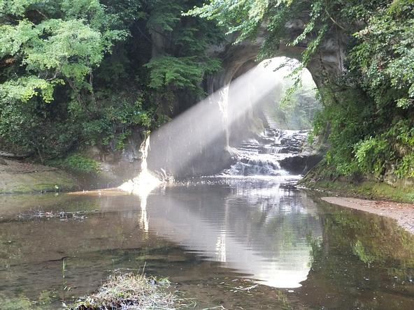 「清水渓流広場」（濃溝の滝・亀岩の洞窟）は洞窟に差し込む朝日と反射光がハートの形に見えると話題に