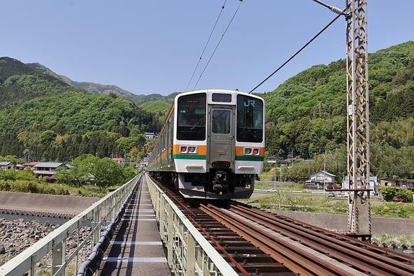 歩道併設の鉄道橋「第一吾妻川橋梁」を通過する列車（画像提供：train_twin31 / PIXTA）