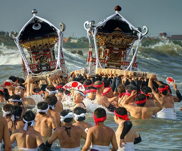 海の中で激しくもみあう「大原はだか祭り」の「汐ふみ」