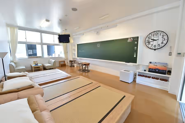地元の新鮮野菜から特産品までそろい、和洋中・カフェも併設する「道の駅 保田小学校」