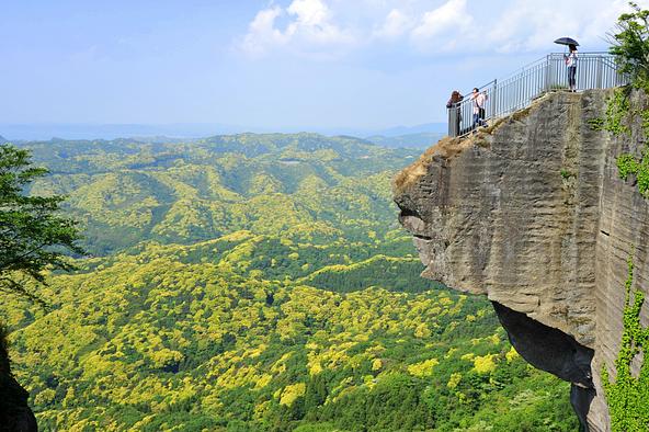 鋸山「地獄のぞき」（画像提供：公益社団法人 千葉県観光物産協会）