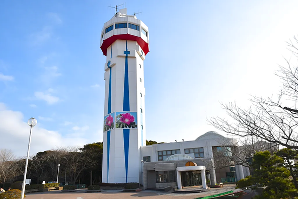 展望塔、プラネタリウム、ギャラリー、郷土資料館がある「はまなす公園」
