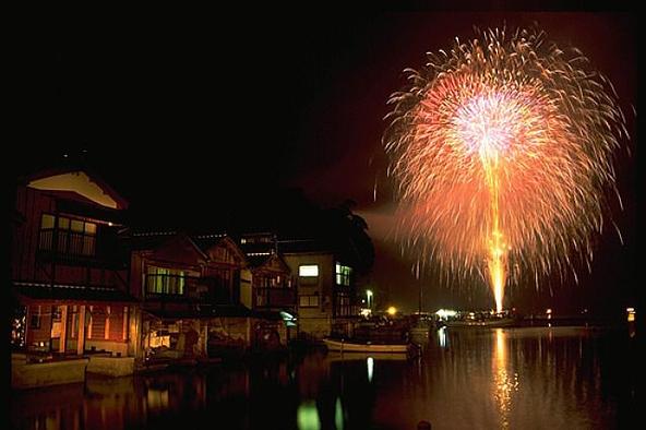 台船から打ち上げられる約1,300発の花火