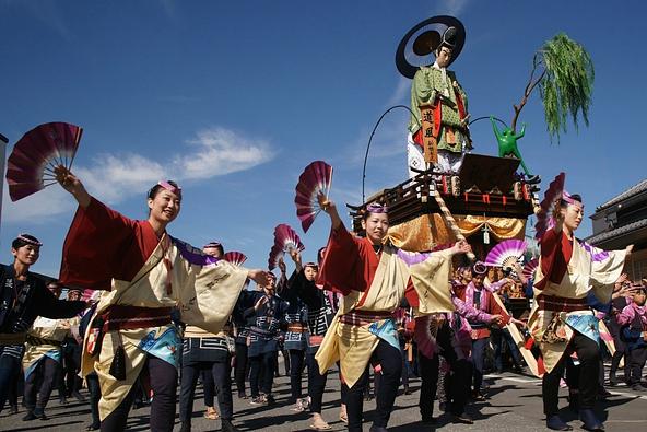豪華絢爛な山車が巡行する佐原の大祭の様子