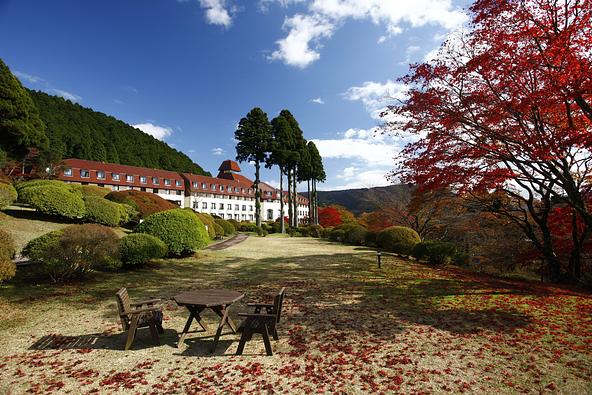 秋の小田急 山のホテルの外観