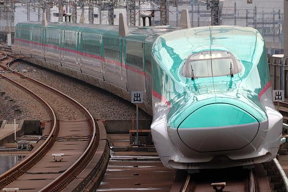 東北新幹線／北海道新幹線E5系　（画像提供：tarousite / PIXTA）