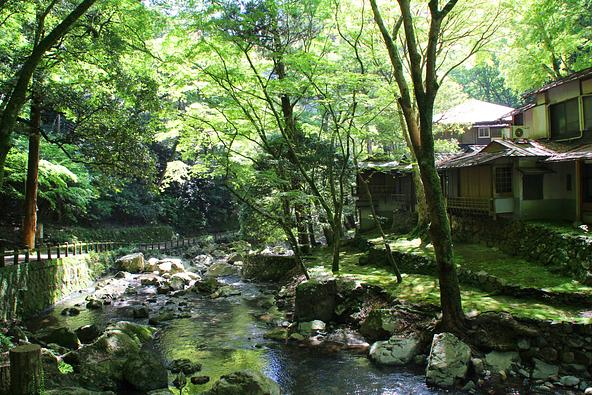 滝道には野口英世の定宿だった「琴の家」も（画像提供：けいわい / PIXTA）