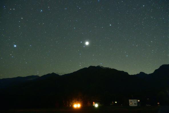 右には木星、左端にはフォーマルハウトが輝く秋の星空（画像提供：yellow cab / PIXTA）
