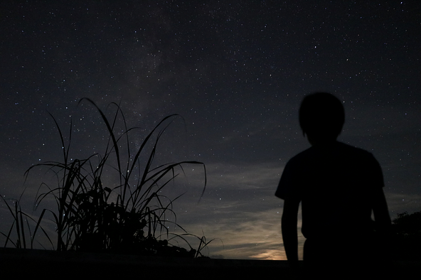 まずは暗さに目を慣らして、ゆっくり夜空を眺めてみよう（画像提供：clock / PIXTA）