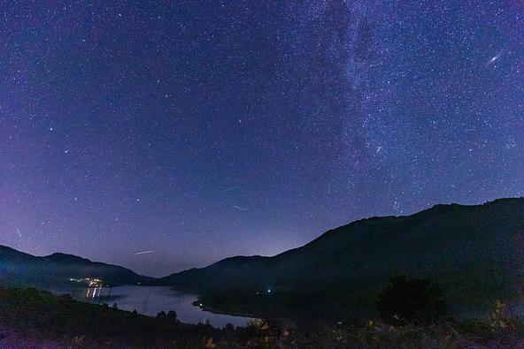 空と湖面に広がる「野反湖」の星空にも注目（画像提供：Yoshitaka / PIXTA）