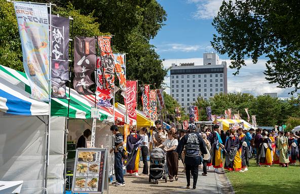 たくさんの屋台や露店が祭りを盛り上げます