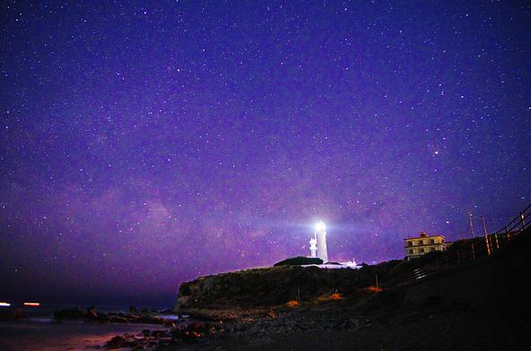 満天の星空と「犬吠埼灯台」が織りなす幻想的な夜景（画像提供：星崎貞 / PIXTA）