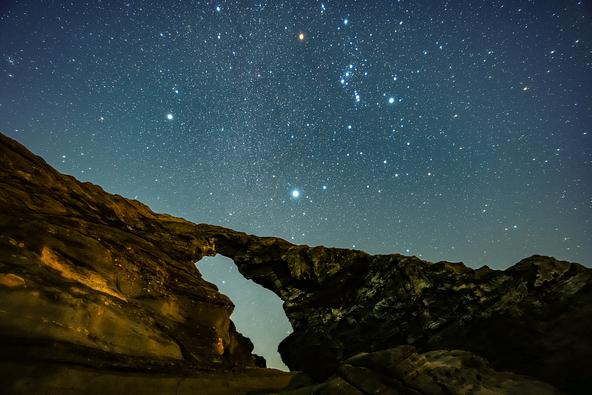 「馬の背洞門」のアーチ越しに望む夜空も見どころ（画像提供：hirohiro / PIXTA）