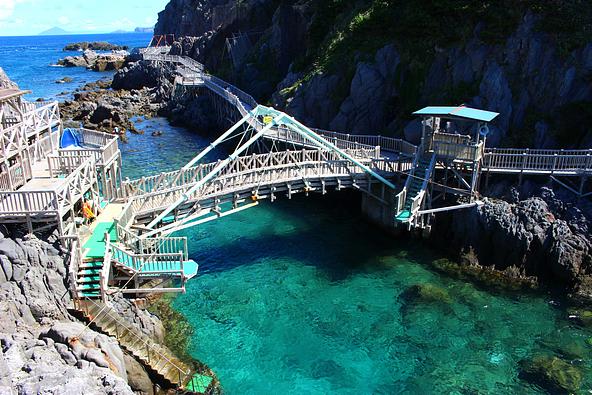 海沿いの景色を楽しみながら歩ける「赤崎遊歩道」（画像提供：hirokiss0725 / PIXTA）