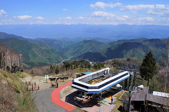 南アルプスの山並みを一望できる「ヘブンスそのはら」の展望スポット（画像提供：konatu / PIXTA）