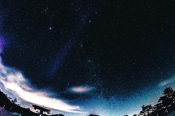 標高約2,000mの高峰高原に広がる満天の星（画像提供：一般社団法人 こもろ観光局）