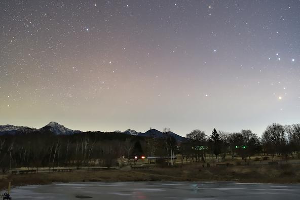 八ヶ岳を望む「まるやち湖」に広がる満天の星（画像提供：KK_papa /PIXTA）