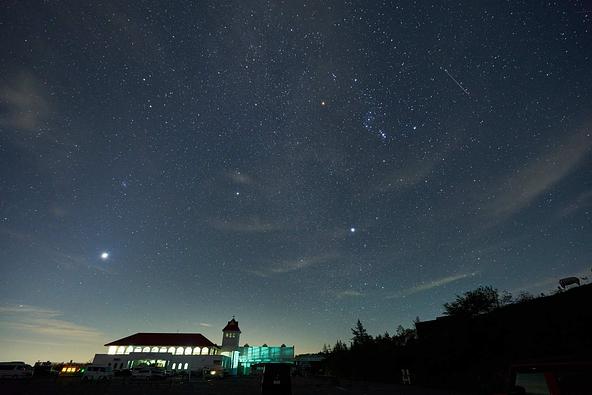 満天の星空が広がる「道の駅 美ヶ原高原」（画像提供：ラッテ / PIXTA）