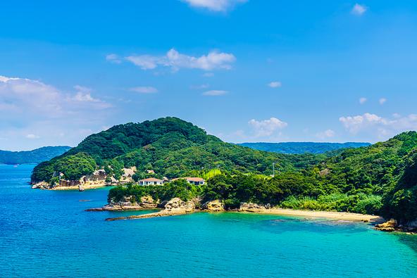 鷹島肥前大橋から鷹島の眺め　【長崎県松浦市鷹島】（画像提供：kattyan / PIXTA）