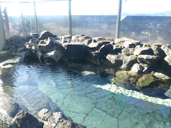 外の空気を感じながらゆったり浸かれる、岩風呂の露天風呂