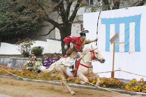 開催期間中に行われる、迫力ある「神事流鏑馬」