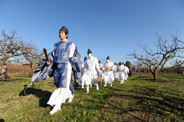 白装束で天狗の格好をした13人が、愛宕山のほこらを巡ってお供え物を奉納