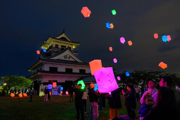 夜の館山城がランタンに彩られる「里見のまちづくり スカイランタン in 館山城」