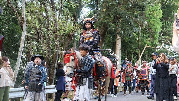迫力ある武者行列は一見の価値あり