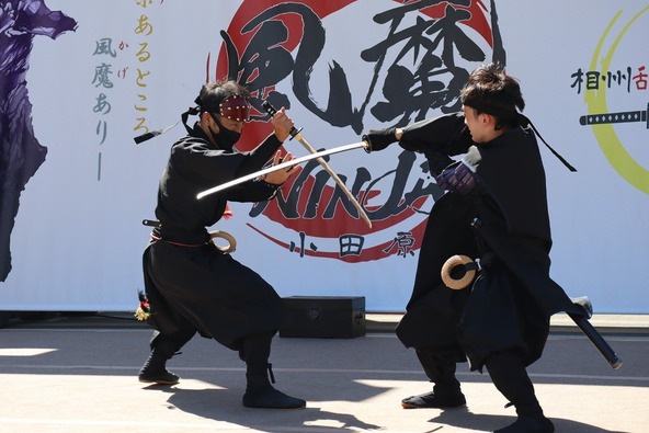 小田原の北条氏に仕えた伝説の忍び集団「風魔忍者」のショーに親子で大興奮！