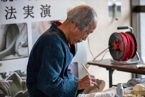  美濃焼伝統工芸士による、ろくろや絵付などの実演と製作解説も見学できます