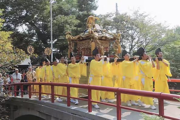 神社境内から御発輿する宮神輿