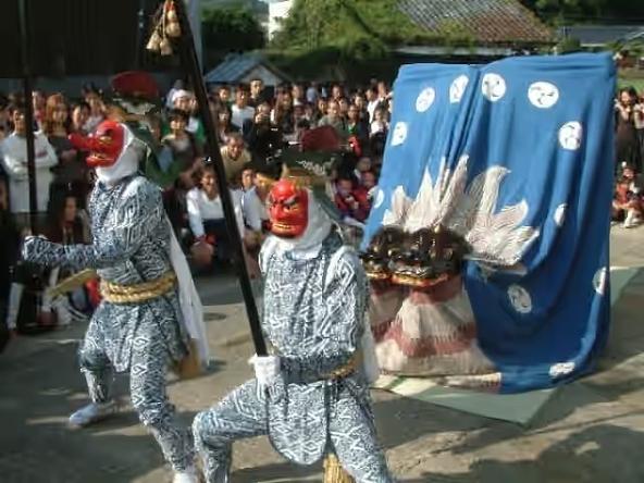 矛と簓の発する気配で双頭獅子が踊る