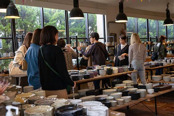 業務用食器の卸問屋が並ぶ「織部ヒルズ」で開催