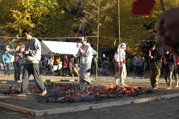 燃え盛る炭火の上を裸足で歩く、鳳来寺山の火渡り行事