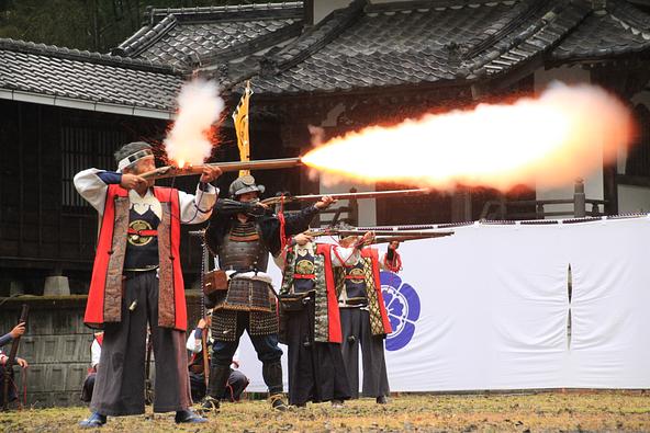 「信長公黄葉まつり」で披露される迫力満点の火縄銃演武（画像提供：富士宮市）