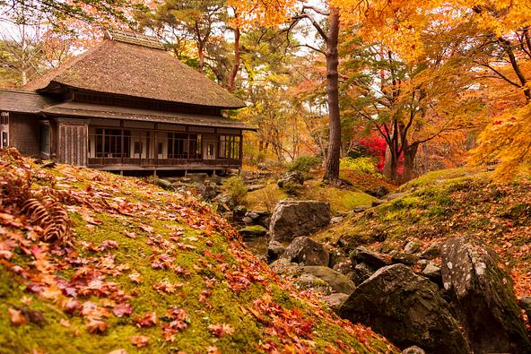 園亭を取り囲む紅葉（画像提供：Shigeyuki Komeno / PIXTA）