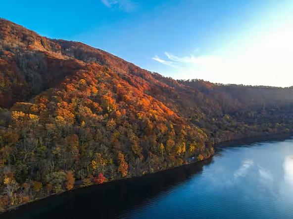 紅葉に囲まれた十和田湖（画像提供：青森県及び公益社団法人青森県観光国際交流機構）