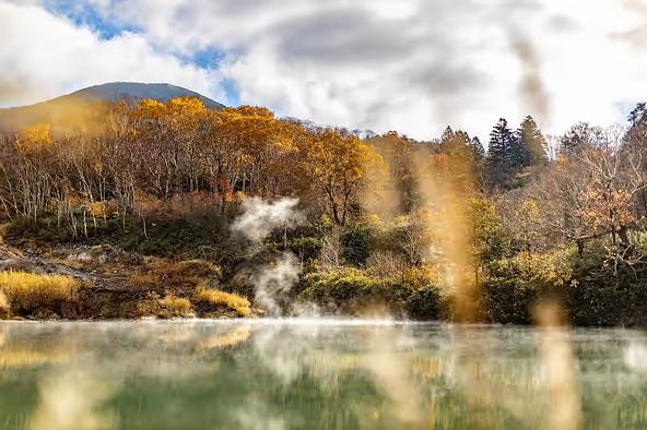 湯けむりが立ちのぼる地獄沼と紅葉