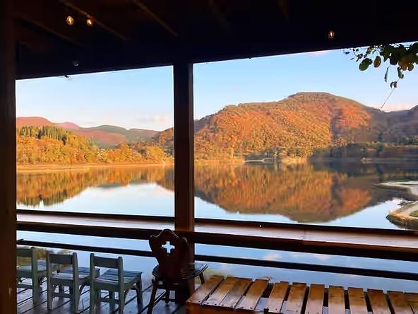 湖面に映る錦秋湖の紅葉（撮影場所：ネビラキカフェ）