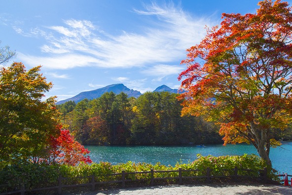 紅葉と空、湖の光景は写真映え間違いなし！