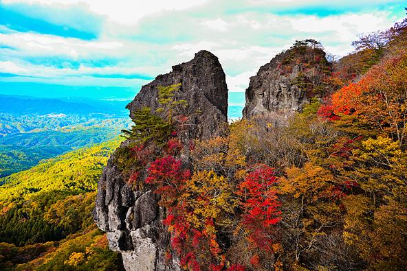 紅葉の錦色に染まる霊山の秋。 一年を通じ最も華やかな表情を見せます