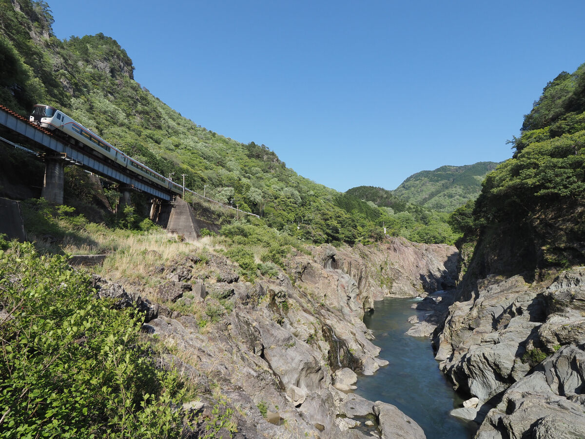 端渓 large_18飛水峡を通過する特急