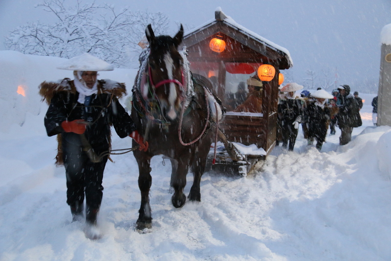 昭和30年代の冬の嫁入り風景を再現した雪国ならではのイベント
