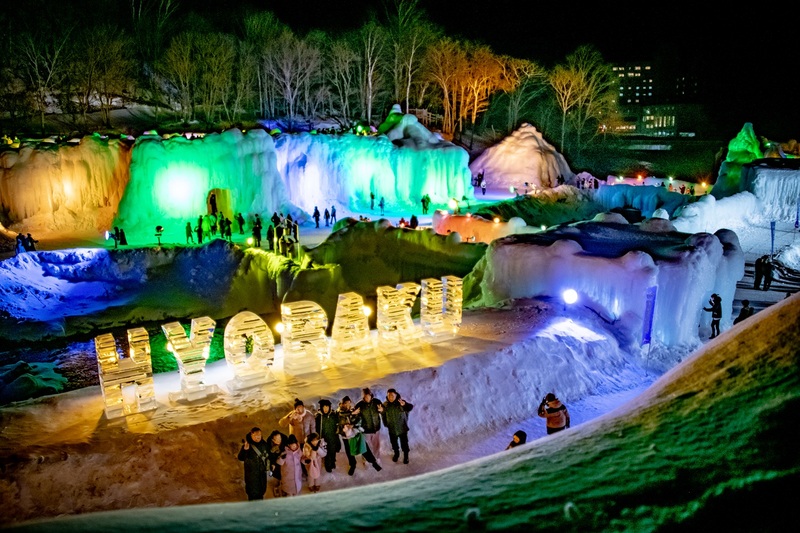 北海道・層雲峡で「第51回氷瀑まつり」開幕！　親子で楽しむ30基の氷像と冬花火