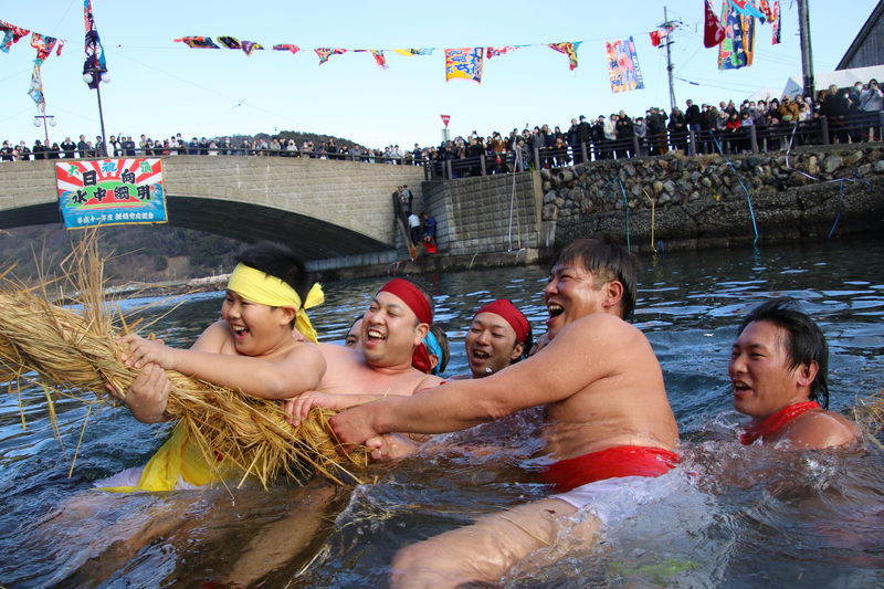 1月18日に福井県美浜町で「日向水中綱引き」開催！極寒のなか繰り広げられる伝統行事を親子で見学
