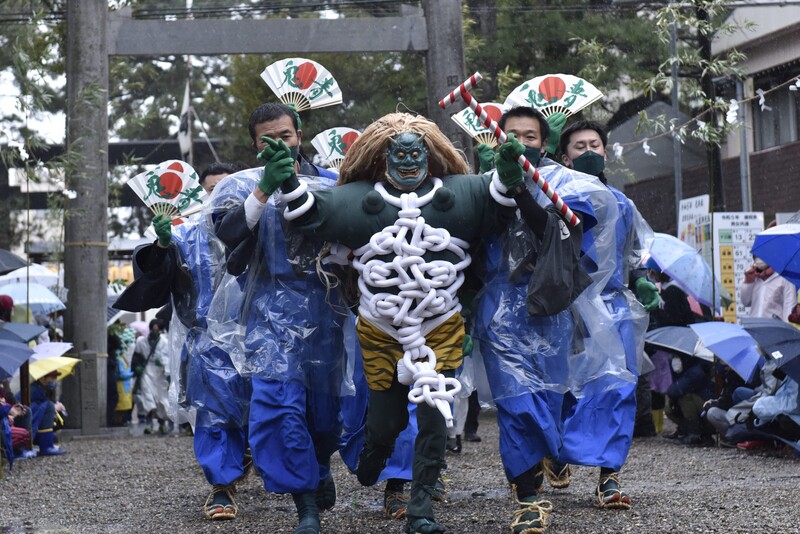 【愛知】白い粉と飴が舞う奇祭！1,000年の歴史を誇る「豊橋鬼祭」見どころ＆開催情報