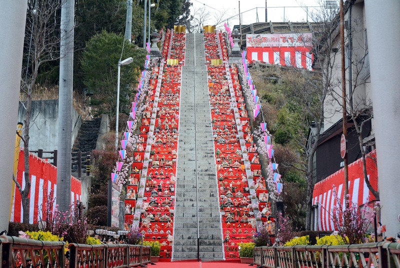 茨城・大子町で春を告げる一日限りの絶景イベント！約1,000体が並ぶ「百段階段でひなまつり」