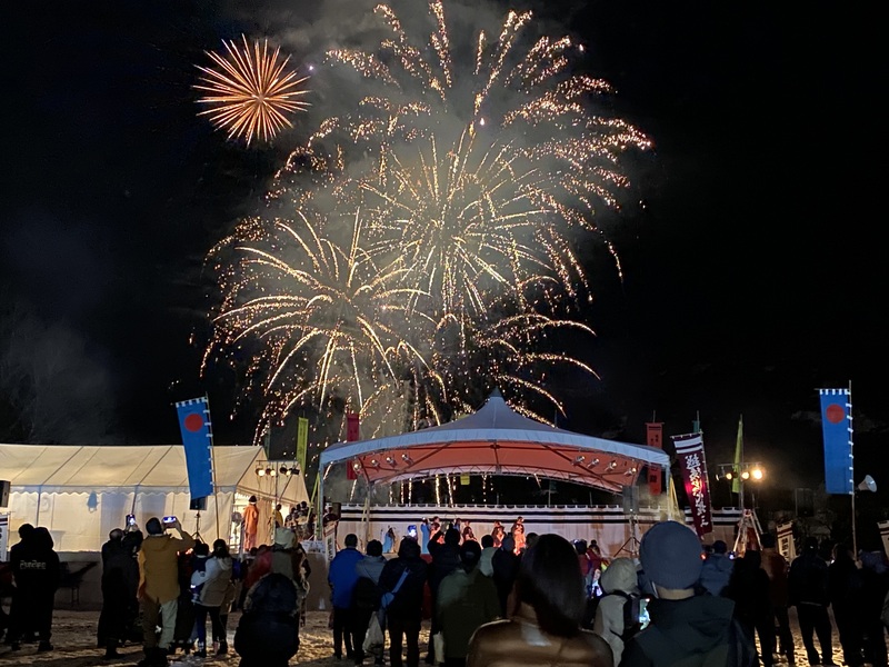 いざ開幕！雪上の城取り合戦「第36回越後まつだい冬の陣」雪遊びやグルメを満喫　幻想的な雪中花火も