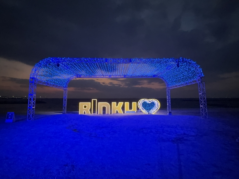 愛知・常滑りんくうビーチで夕日とイルミネーションが重なる！期間限定の光の絶景