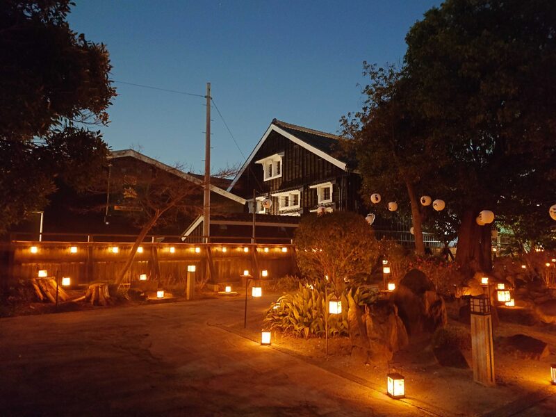 半田運河に春の訪れ。<br/>半六庭園で初の行燈飾り。